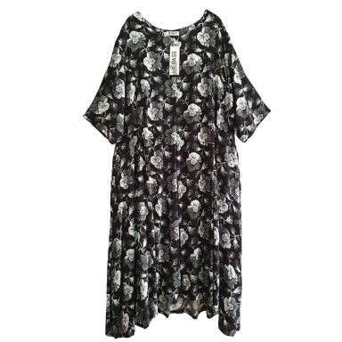 Schwarzes Kleid mit grafischem Muster in Weiß. 