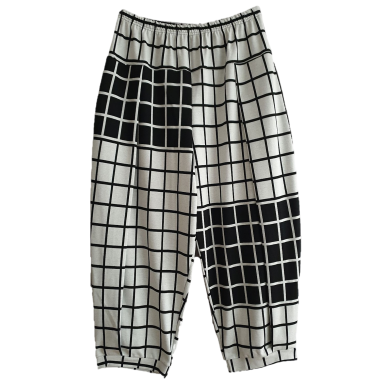 Schwarz-weiße Damen Hose mit geometrischem Muster in quadratischen Feldern.